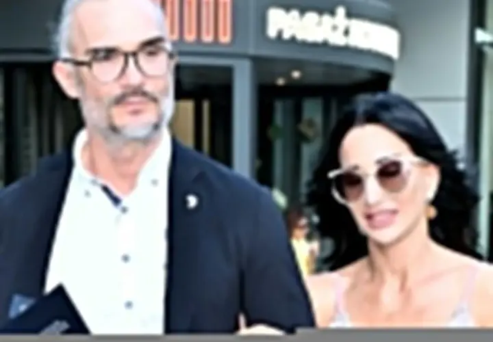 Maciej Myszkowski i jego partnerka, w eleganckich strojach, wychodzą z budynku. Ich wspólne wyjście sugeruje romans.