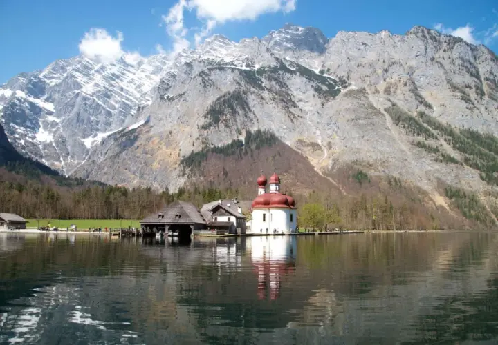 Jezioro Königssee z kościołem św. Bartłomieja i majestatycznymi monachijskimi górami w tle.