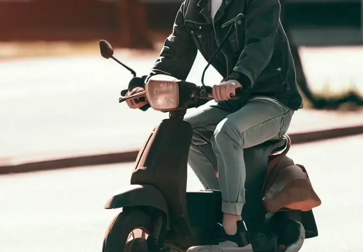Motorower na dowód: Czy możesz jeździć bez prawa jazdy? Sprawdź przepisy!