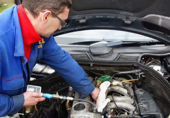 Mechanik diagnozuje problem z silnikiem diesla, który ciężko odpala i długo kręci.