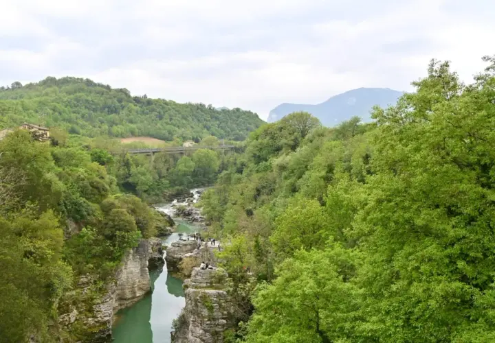 Un fiume serpeggia tra gole rocciose e fitti boschi, creando un suggestivo percorso tra le marmitte dei giganti.