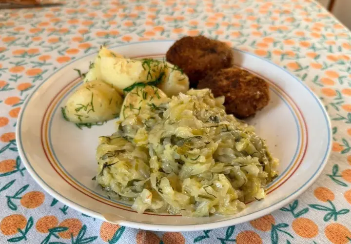 Talerz z kotletami, ziemniakami i pyszną, młodą kapustą z koperkiem.