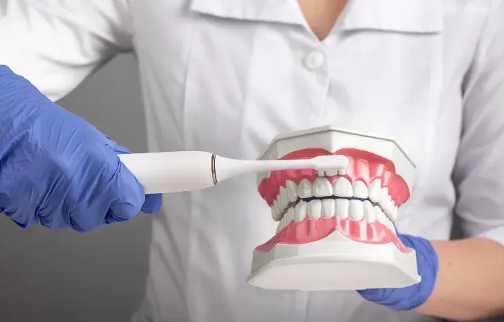 Szczoteczka soniczna czy elektryczna? Werdykt dentysty.