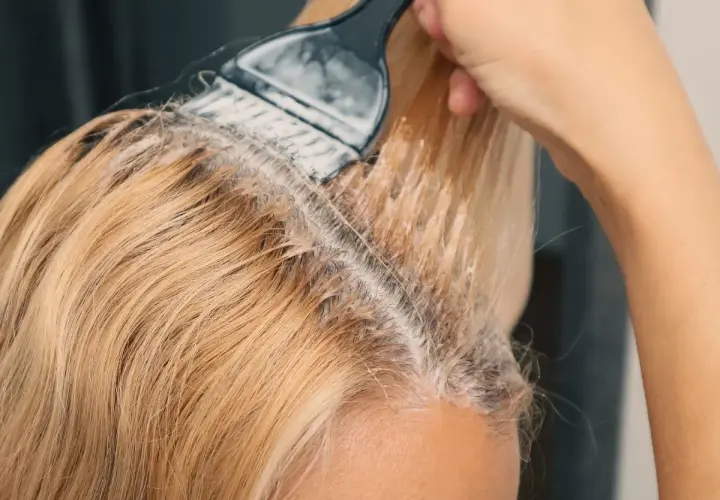 Nakładanie rozjaśniacza na blond włosy. Czekam na naturalne rozjaśnianie włosów efekty.