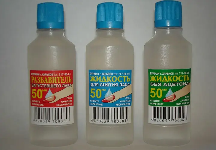 Trzy butelki z płynami do paznokci. Czy zmywacz do paznokci odtłuszcza? Ten produkt z pewnością pomoże usunąć lakier.