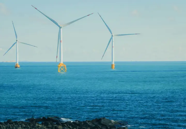 Wiatraki na morzu symbolizują potęgę Bałtyku i czystą energię.