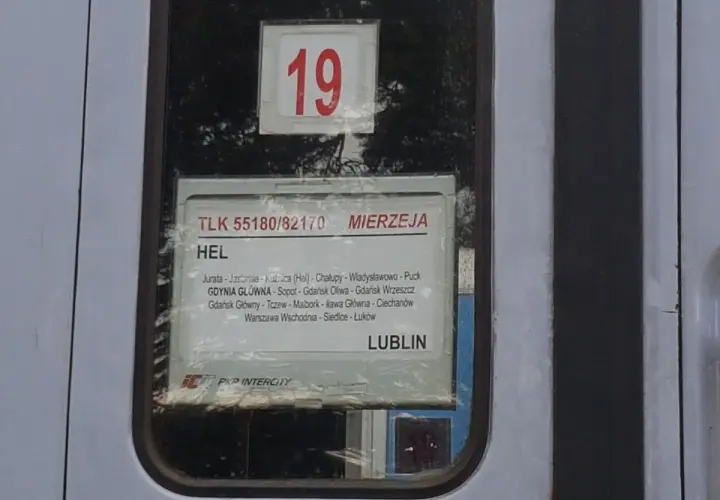 Numer 19 na wagonie pociągu TLK 55180/82170 "Mierzeja" relacji Hel-Lublin.