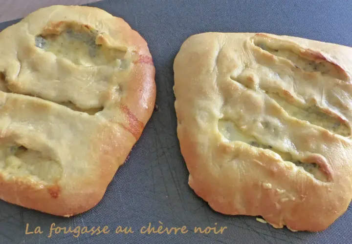 Deux fougasses au chèvre, dorées et moelleuses, garnies d'un fromage fondant. Un délice à partager.