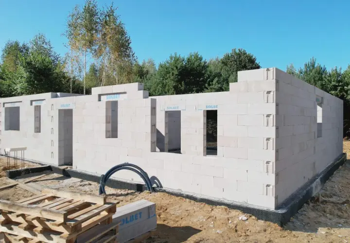 Budowa garażu z bloczków betonowych. Zastanawiasz się, ile kosztuje postawienie garażu? Oto początek budowy.