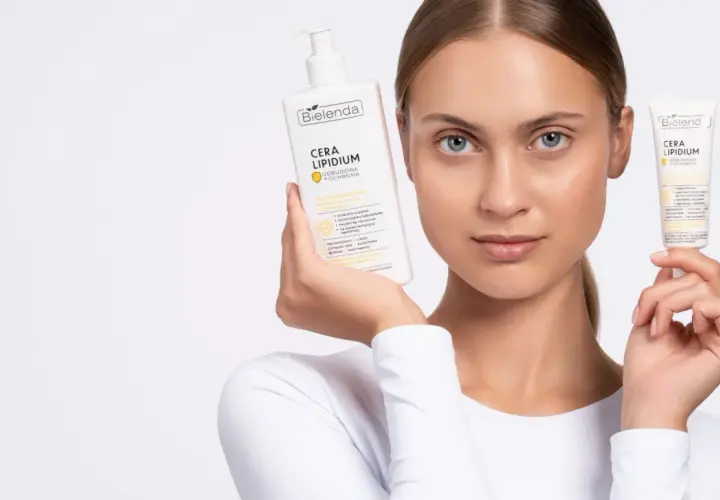 Kobieta prezentuje emulsję do mycia i demakijażu Cera Lipidowa Bielenda. Idealna dla cery suchej i wrażliwej.
