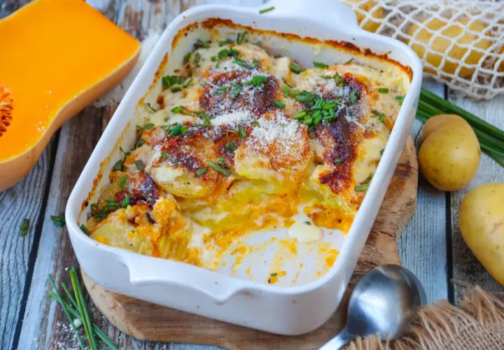 Gratin de butternut et pommes de terre, une recette réconfortante et savoureuse. Des rondelles dorées et crémeuses, parsemées de ciboulette fraîche.