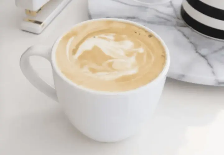Café au lait: Co to za kawa? Przepis i różnice z latte
