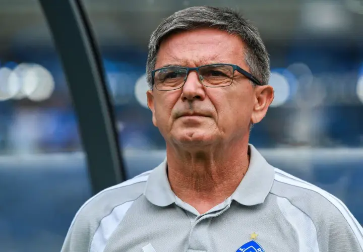 Trener w okularach, zamyślony. Czy to falstart, co to znaczy dla drużyny?