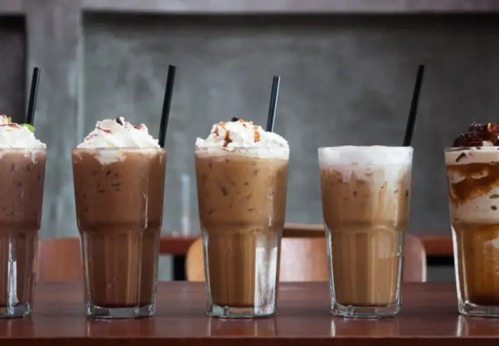 Fünf leckere Eiskaffee-Variationen, perfekt zum Eiskaffee selber machen. Mit Sahne, Karamell und Schokostreuseln garniert.