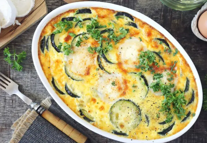 Clafoutis courgettes aux chèvres, garni de persil frais, prêt à être dégusté. Un délice simple et savoureux.