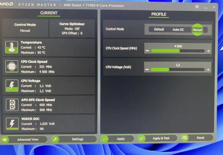 Ustawienia AMD Ryzen Master pokazują undervolting CPU. Napięcie procesora ustawione na 1,1V, a zegar na 4500 MHz.