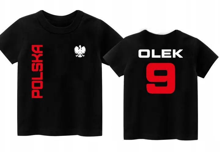 Czarna koszulka piłkarska dla dzieci z napisem "POLSKA" i orłem na przodzie. Na plecach imię "OLEK" i numer "9".