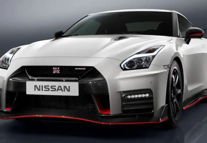 Biały Nissan GT-R Nismo z czerwonymi akcentami, prezentujący sportowy design i agresywną sylwetkę.
