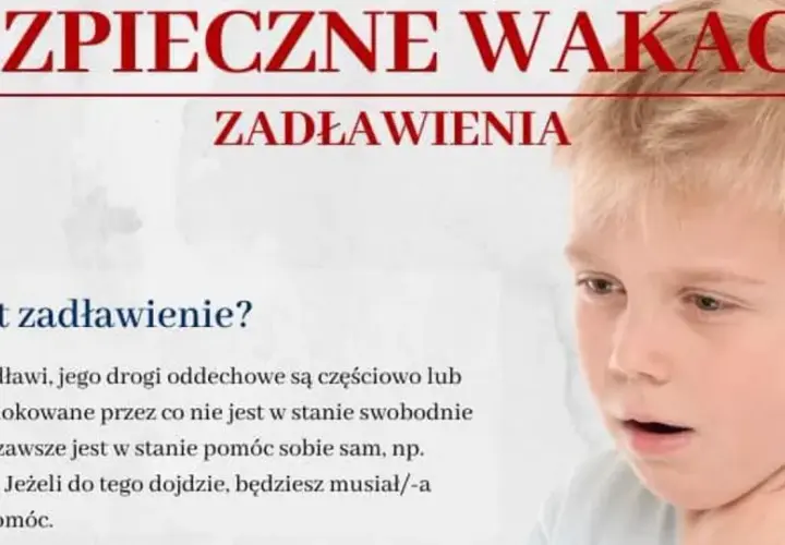Chłopiec z otwartymi ustami, trzymający się za gardło, symbolizuje zakrztuszenie u dziecka. Tekst informuje o zagrożeniu zadławieniem.