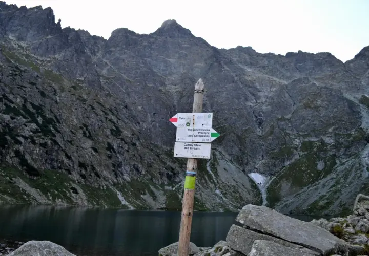 Tabliczka z drogowskazami przy Czarnym Stawie pod Rysami, wskazująca kierunki na Rysy i Mięguszowiecką Przełęcz.