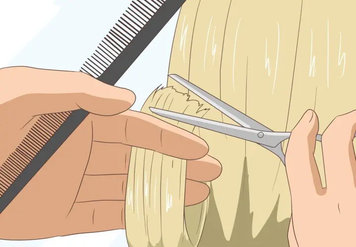 Manos peinando y cortando cabello rubio para quitar volumen.