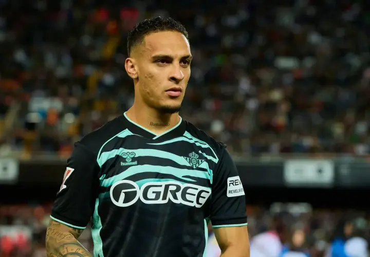 Piłkarz w czarno-miętowej koszulce z logo GREE, być może Antony, czeka na swój transfer.