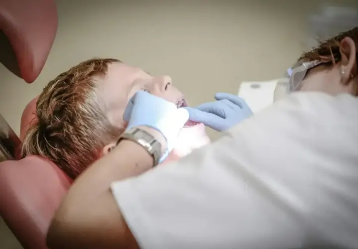 Chłopiec u dentysty. Zastanawiasz się, ile zarabia dentysta?