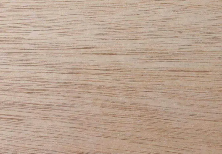 Superficie di legno okumè con venature sottili e parallele. Un legno duro, ideale per mobili e pavimenti.