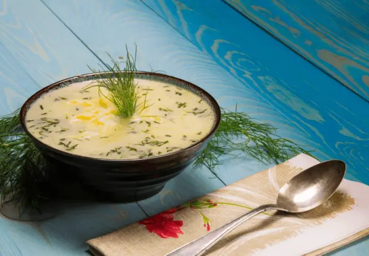 Aromaticzna zupa koperkowa, idealna na chłodne dni. Ten przepis na zupę koperkową zachwyci każdego.