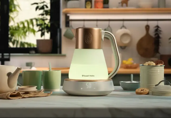 Czajnik Russell Hobbs z podświetleniem LED i cyfrowym wyświetlaczem temperatury 50°C idealny, by dowiedzieć się, ile parzyć rumianek.