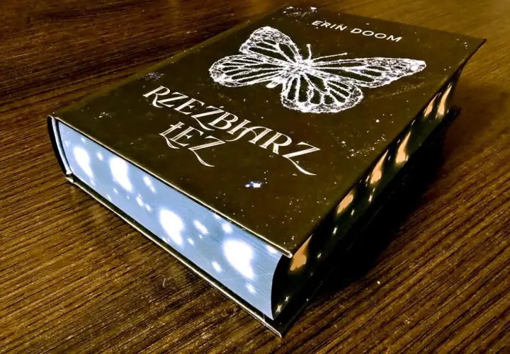 Okładka książki "Rzeźbiarz łez" z motywem motyla i gwiazd.