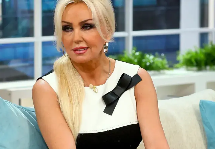 Kinga Korta, wiek nie gra roli, gdy ma się taki styl. Elegancka blondynka w czarno-białej sukience z kokardą.