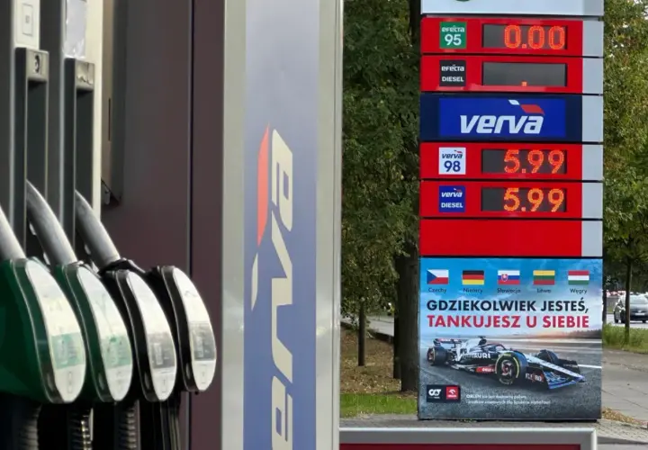 Ceny paliw w Polsce na dystrybutorach Orlen. Wykres 10 lat nie jest widoczny, ale ceny 5.99 za litr diesla i benzyny są aktualne.