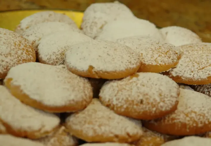 Stos ciasteczek oprószonych cukrem pudrem, idealnych do kawy. Ten przepis na ciastka jest prosty i szybki.