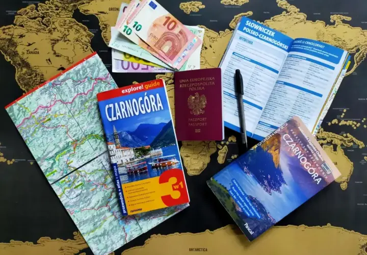 Planujesz podróż do Czarnogóry? Paszport, przewodnik i euro to podstawa. Sprawdź, czy do Czarnogóry potrzebny jest paszport, by cieszyć się wakacjami!