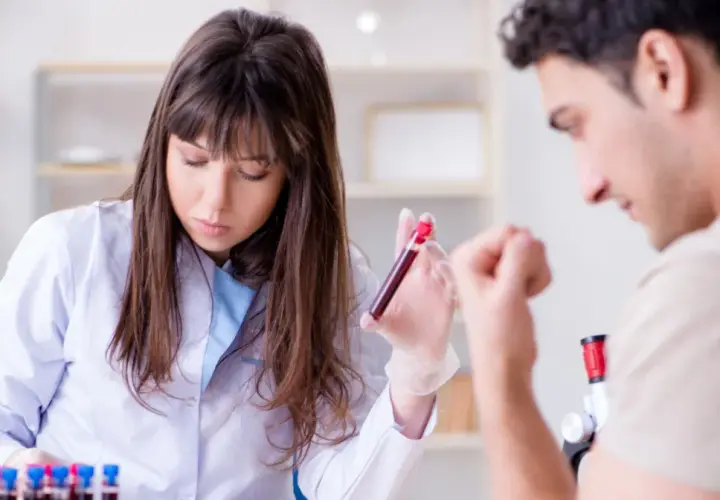 Laborantka analizuje próbkę krwi, szukając oznak boreliozy. To najskuteczniejsze badanie na boreliozę, które daje pewność diagnozy.