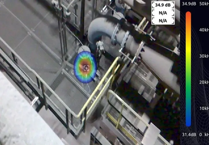 Analisi acustica di un impianto industriale, con un'area colorata che indica la fonte sonora, forse legata a motori Minarelli.