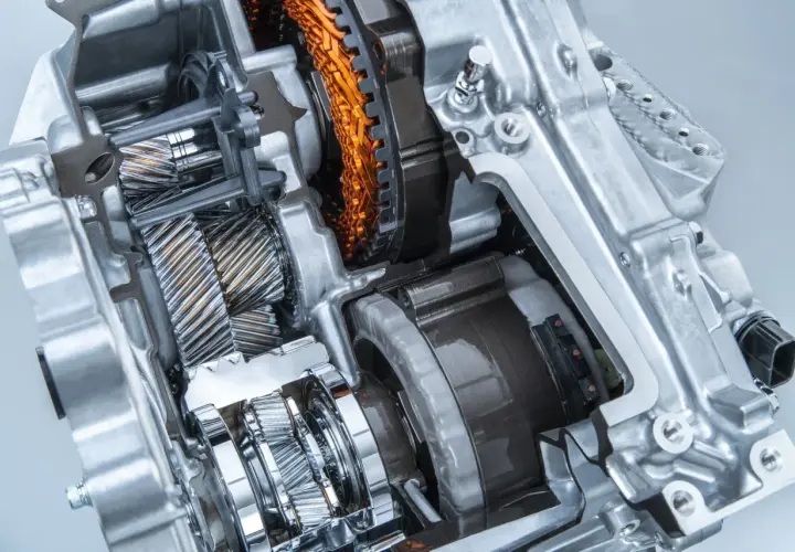 Przekładnia hybrydowa Toyoty z widocznymi kołami zębatymi i elementami elektrycznymi. Zastanawiasz się, ile wytrzymuje skrzynia CVT Toyota?