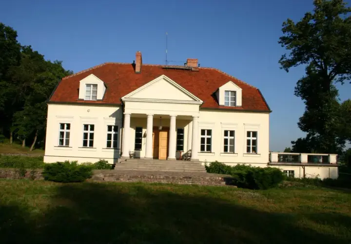 Odkryj tajemnice dworku w Chobielinie - historia i kultura w jednym miejscu