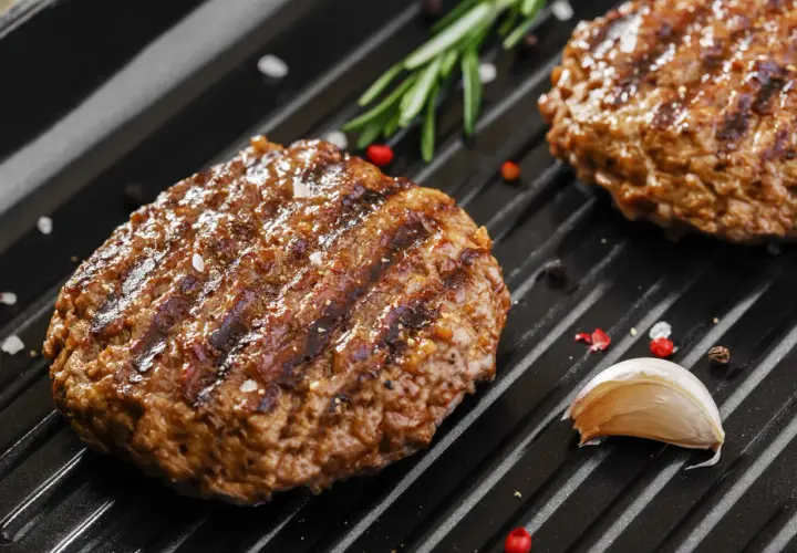 Jakie mięso do burgera wybrać, aby uniknąć przeciętności?