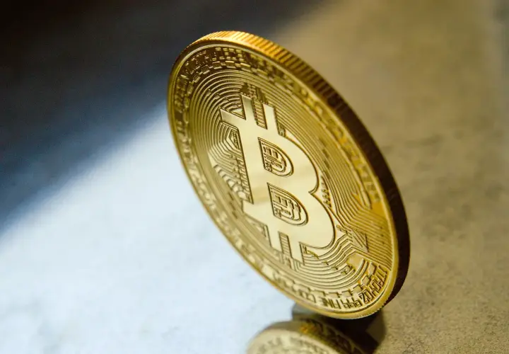 Upadek kryptowaluty: Jak uniknąć strat na niestabilnym rynku?