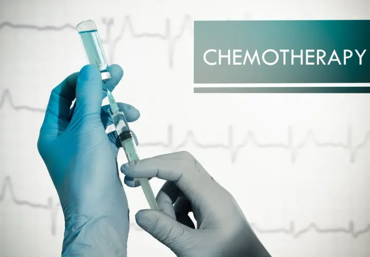 Rękawiczki medyczne przygotowują zastrzyk do chemioterapii. Nadzieja w walce z chorobą.