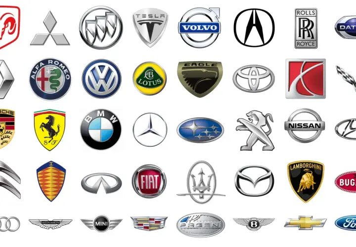 Collezione di loghi auto, alcuni noti, altri meno conosciuti, che rappresentano marchi automobilistici storici e moderni.