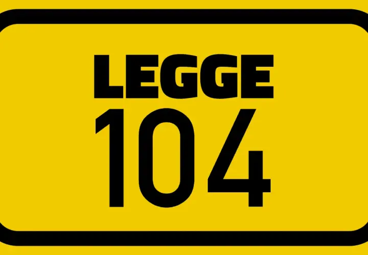 Cartello giallo con scritta "LEGGE 104". Indica la normativa per l'assistenza a persone con disabilità, con riferimento alla percentuale di invalidità.