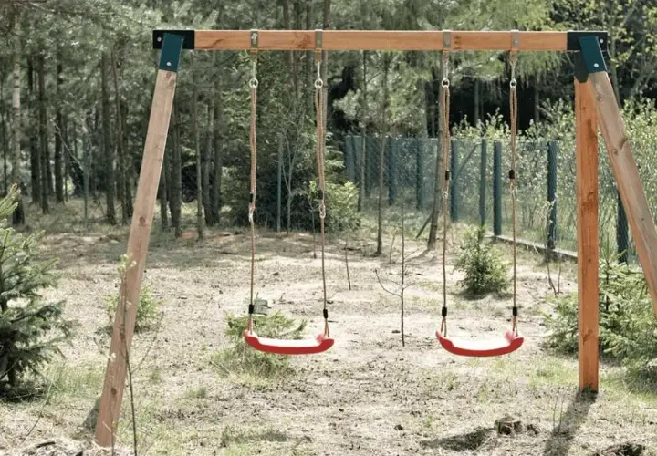 Bezpieczny stelaż do huśtawki DIY: Fundamenty i budowa
