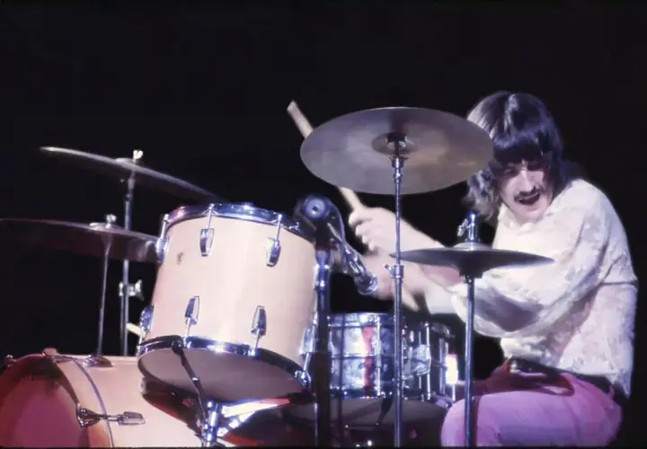 John Bonham, legendarny perkusista Led Zeppelin, w akcji za swoim zestawem perkusyjnym.