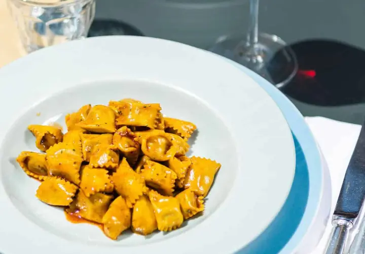 Ravioli gustosi, un'ottima opzione per chi cerca dove mangiare nelle Langhe spendendo poco. Un piatto che sa di tradizione.