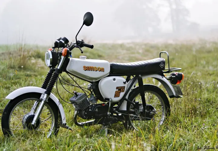 Biały Simson S51 Comfort na tle mglistego poranka. Zastanawiasz się, ile pali Simson S51? Ten klasyk pali niewiele, idealny na spokojne przejażdżki.