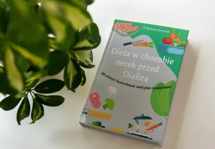Okładka książki "Dieta w chorobie nerek przed Dializą" z ilustracjami warzyw i mięsa.
