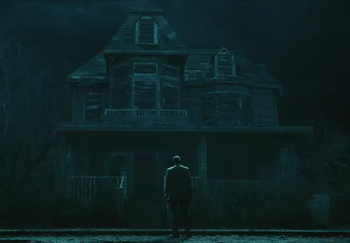 Un uomo osserva la sinistra Casa degli Usher, un'immagine che evoca le atmosfere de "La caduta della casa degli Usher recensioni".
